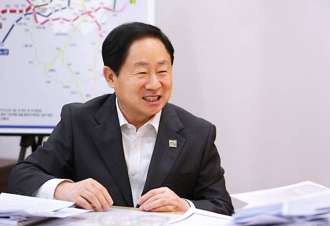 주광덕 남양주시장은 지난 3일 중앙일보와 인터뷰를 갖고 “남양주시는 왕숙 도시첨단산업단지외 화도읍을 양축으로 AIㆍ디지털 산업 중심의 양질의 일자리 창출과 산업생태계 정착에 정책 역량을 집중해 나갈 방침”이라고 말했다. 사진 남양주시