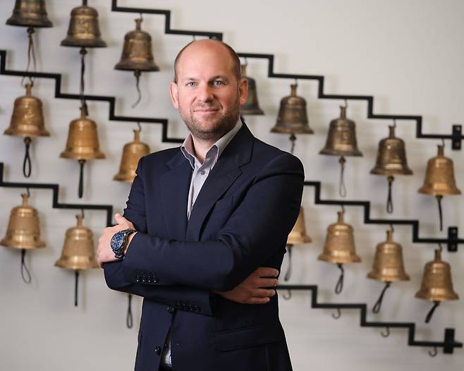 마지막 전통 장비인 ‘랩 벨’ 앞에서 포즈를 취한 알랭 조브리스트 오메가 타이밍 최고경영자. 사진 오메가