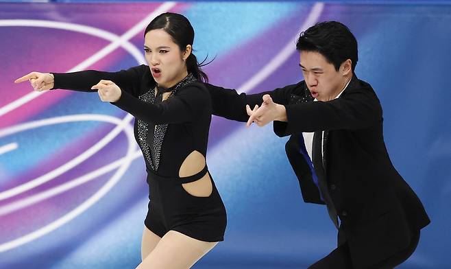 임해나-권예, 우리의 매력에 빠져봐요   (밀라노=연합뉴스) 이지은 기자 = 9일(현지시간) 이탈리아 밀라노 아이스스케이팅 아레나에서 열린 2026 밀라노ㆍ코르티나담페초 동계올림픽 피겨스케이팅 아이스댄스 리듬댄스에서 임해나와 권예가 연기를 펼치고 있다. 2026.2.10   jieunlee@yna.co.kr (끝)  〈저작권자(c) 연합뉴스, 무단 전재-재배포, AI 학습 및 활용 금지〉