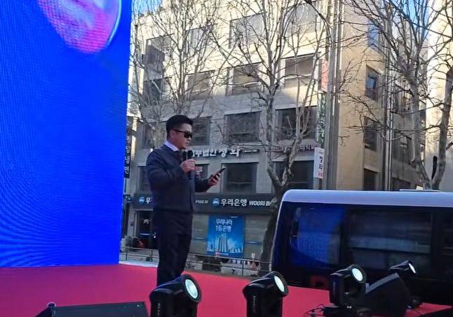 김현태 전 특수전사령부 707특수임무단장이 지난 8일 서울 강남구 논현역 일대에서 열린 ‘윤어게인’ 집회에 참석해 단상에 오른 모습. 사진 유튜브 채널 ‘전한길뉴스’ 캡처