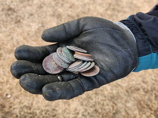 6일 오전 오씨는 약 1시간 동안 금속탐지로 동전 18개를 찾았다. 이규림 기자