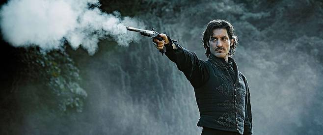 영화 '몬테크리스토 백작' 스틸컷. 몬테크리스토 백작(피에르 니네이)이 자신을 배신한 친구 페르낭 드 모르세르의 아들과 결투를 벌이고 있다. [사진 찬란]