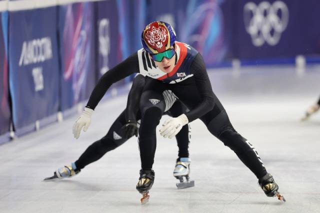 ▲ 한국 쇼트트랙 국가대표팀 황대헌이 9일(한국 시간) 이탈리아 밀라노 아이스 스케이팅 아레나에서 훈련에 임하고 있다. 연합뉴스