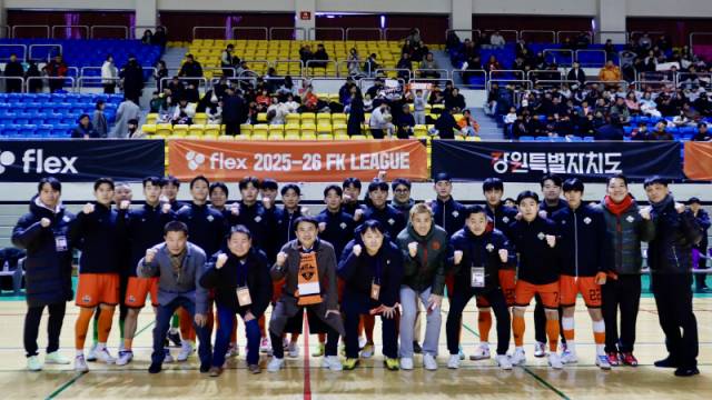 ▲ 김진태 강원도지사와 신경호 강원도교육감, 유응남 강원도체육회 사무처장 등이 8일 춘천 호반체육관에서 열린 강원FS와 노원제너FS의 flex 2025-2026 FK리그1 9차전에 앞서 선수단을 격려하고 있다.  강원FC 제공