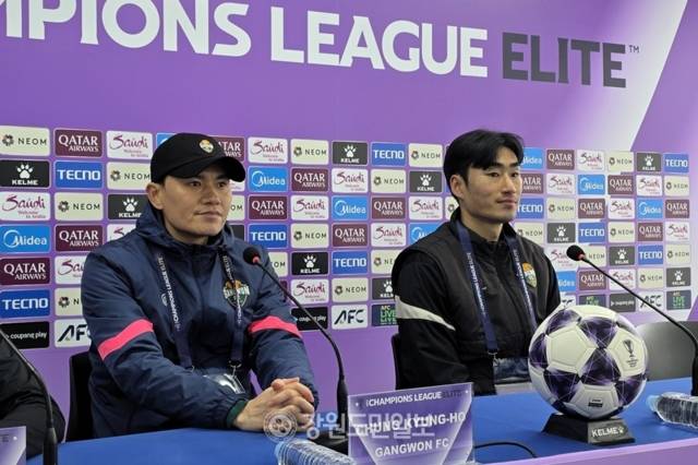 ▲ 강원FC 정경호 감독(왼쪽)과 서민우가 상하이 하이강과 2025-2026 AFC 챔피언스리그 엘리트 리그 스테이지 동아시아 7차전을 하루 앞둔 10일 결전지인 춘천송암스포츠타운주경기장에서 사전 기자회견에 참석해 출사표를 밝히고 있다. 한규빈 기자