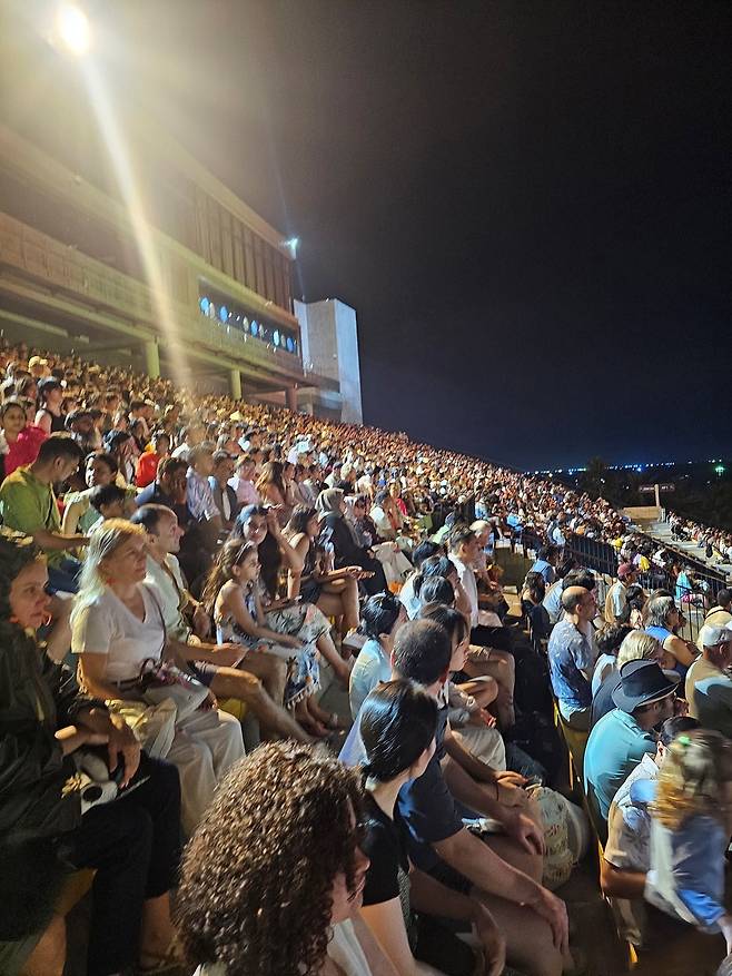 '키스 오브 더 씨' 공연을 기다리는 사람들(사진=정상미)