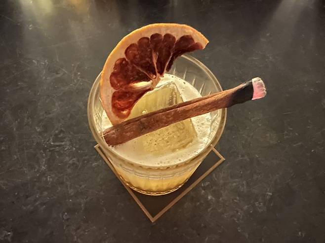 싱가포르 중심 업무 지구 래플스 플레이스 쇼핑몰의 테일러 애덤<Taylor Adam> 스피크이지바. 싱가포르=류재도.