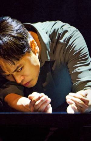 1인 다역을 맡은 배우 손상규가 시몽의 심장을 꺼내는 순간을 표현하고 있다.  프로젝트그룹 일다 제공