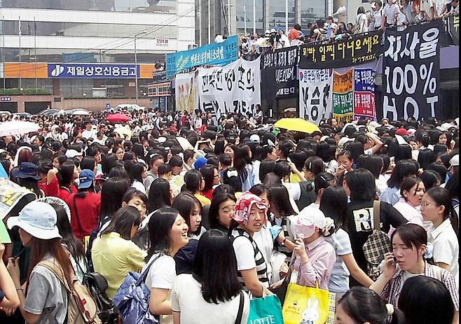 2001년 H.O.T. 연합 팬클럽 주최로 서울 장충체육관 앞에서 토니 안 생일잔치가 열렸다. (사진=한경DB)