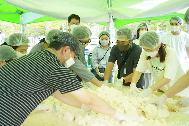 전북 군산 월명동 일대를 ‘술 익는 마을’로 조성하는 (주)지방이 신청자들을 대상으로 ‘술빚는 주말 체험’을 진행하고 있다. 지방 제공