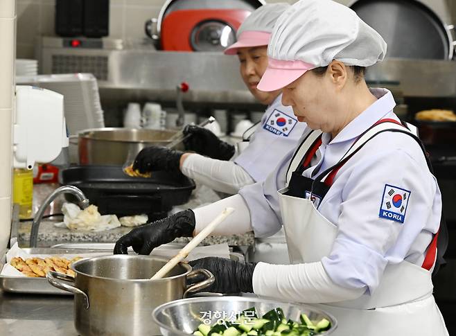 대표팀의 한식 도시락을 담당하는 조리사들이 지난 9일 이탈리아 밀라노 시내 남쪽의 로디 지역에 위치한 밀라노 급식 지원센터에서 선수들 도시락에 담을 음식을 만들고 있다. 대한체육회 제공