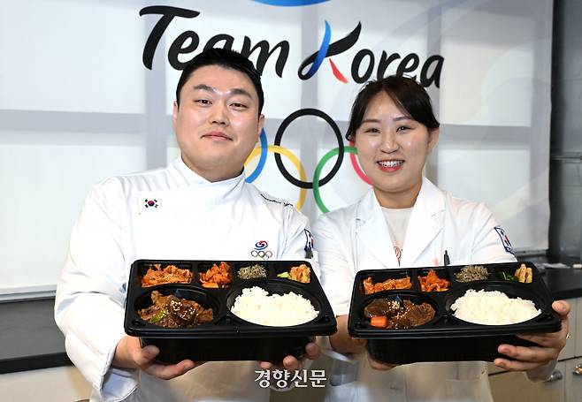 조은영 진천선수촌 영양사(오른쪽)와 김중현 조리장이 지난 9일 이탈리아 밀라노 시내 남쪽의 로디 지역에 위치한 밀라노 급식 지원센터에서 완성된 도시락을 들고 포즈를 취하고 있다. 밀라노|이정호기자