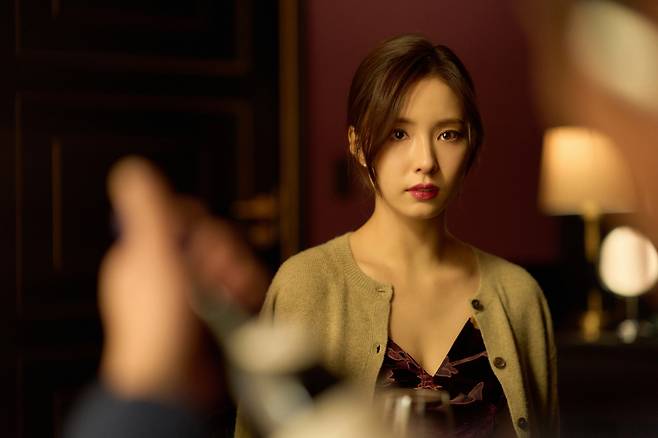 류승완 감독의 <휴민트> 속 북한 식당 종업원 채선화(신세경). NEW 제공