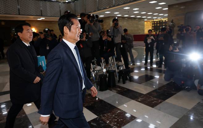 정청래 더불어민주당 대표가 10일 국회에서 열린 의원총회에 참석하고 있다. 권도현 기자