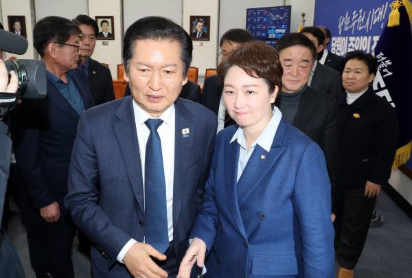 더불어민주당 정청래 대표가 10일 국회에서 조국혁신당과의 합당 논의를 주제로 열린 비공개 최고위원회의를 마친 뒤 결과를 발표하고 이언주 최고위원과 악수하고 있다. 연합뉴스