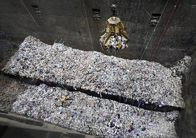 A claw picks up trash at a bunker located at the Mapo Resource Recovery Plant in western Seoul on Feb. 4. [PARK SANG-MOON]