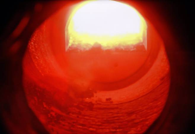 Waste is burned in a rotary kiln at the Mapo Resource Recovery plant in western Seoul on Feb. 4. [PARK SANG-MOON]