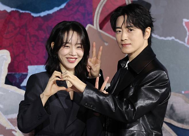 배우 신혜선(왼쪽)과 이준혁이 10일 오후 서울 장충동2가 앰버서더 서울 풀만 호텔에서 열린 넷플릭스 시리즈 ‘레이디 두아’ 제작발표회에서 포즈를 취하고 있다. 연합뉴스