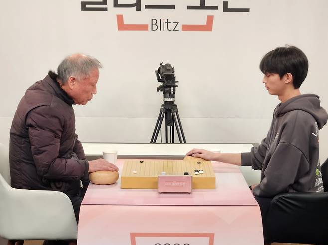 아마추어 선수 김현석(오른쪽)이 서봉수 9단을 격침하고 16강 무대를 밟았다. K바둑 제공