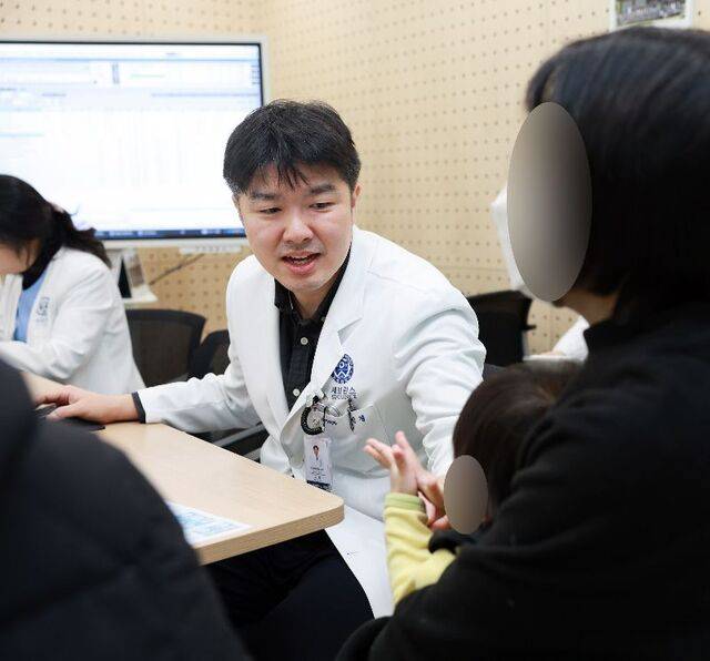인경 세브란스 어린이병원 소아외과 교수가 급성 간부전으로 지난해 7월 엄마로부터 기증받은 간을 이식받고 최근 외래를 찾은 아이의 건강 상태를 살펴보고 있다.