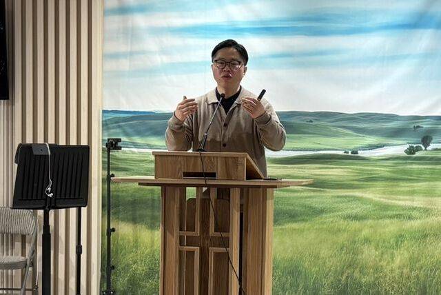 홍정수 목사가 9일 서울 노원구 서울광염교회에서 열린 전국 사역자 설명회를 통해 학교기도불씨운동의 의미에 대해 설명하고 있다.