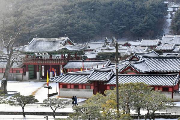 2026년 설 명절 연휴 기간 중 매일 운영하는 수원화성행궁의 설경. 수원시 제공