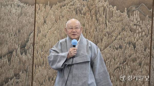 지난 9일 열린 기자정담회에서 성파스님이 작품 세계에 담긴 철학을 설명하고 있다. 성파선예(性坡禪藝)는 수행자 성파가 풀어내는 예술의 본질이자 정수, 수행의 길을 의미한다. 이나경기자