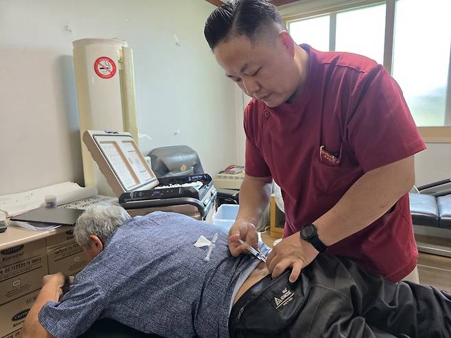 ◇ 동편부부한의원 이주영 대표원장이 환자를 돌보고 있는 모습.