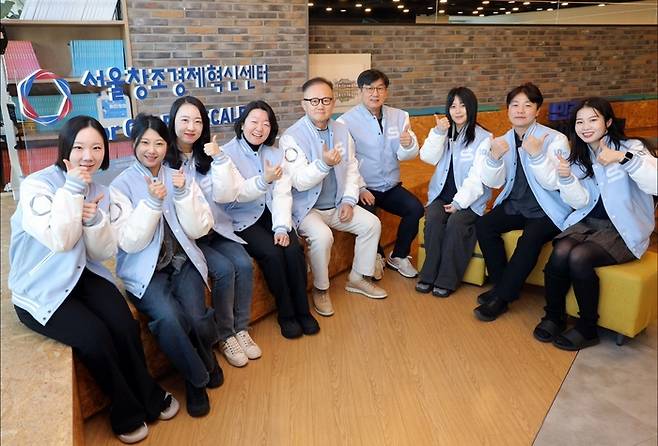 서울창조경제혁신센터 이영근 대표가 스타트업 생태계의 가교 역할 담당하는 매니저들과 함께 혁신 에너지를 충천하고 있다 [사진: 유용석 기자]