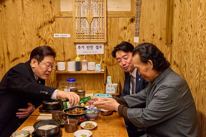 이재명 대통령이 지난 9일 서울 종로구 통인시장의 한 식당을 방문해 상인과 대화하며 식사하고 있다. [청와대]