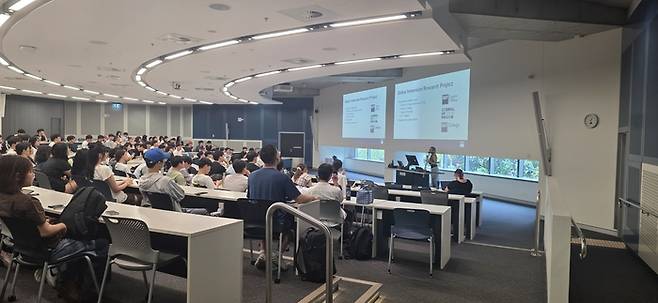 지난 1월 한양대학교 ‘한양YK인터칼리지’ 학생들이 호주 퀸즐랜드공과대학교(QUT)에서 ‘2032 브리즈번 올림픽 프로젝트’에 대한 연구 전략을 경청하고 있다. [한양대학교]