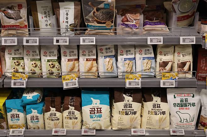 서울 시내 한 대형마트 판매대에 설탕과 밀가루가 진열돼 있다. [연합뉴스]