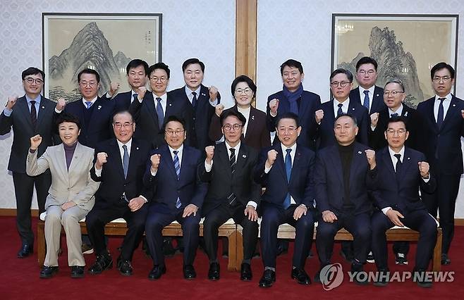 김민석 국무총리가 9일 서울 종로구 삼청동 총리공관에서 열린 전남·광주 행정통합 관련 면담에 앞서 참석자들과 기념 촬영을 하고 있다. [연합뉴스]