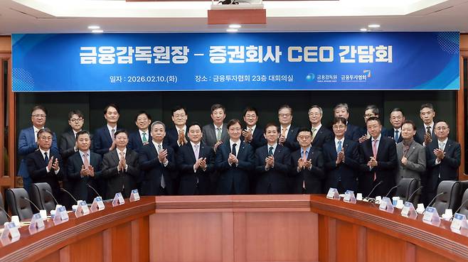 10일 서울 영등포구 금융투자협회에서 열린 증권회사 CEO와의 간담회에 참석한 이찬진 금감원장과 증권사 CEO들이 기념촬영을 하고 있다.
(앞줄 왼쪽부터) 서재완 금융감독원 금융투자 부원장보, 장원재 메리츠증권 대표, 배형근 현대차증권 사장, 윤병운 NH투자증권 사장, 김성환 한국투자증권 사장, 이찬진 금융감독원장, 황성엽 금융투자협회장, 김미섭 미래에셋증권 부회장, 이선훈 신한투자증권 대표, 한승수 모간스탠리증권 서울지점 대표, 고경모 유진투자증권 대표, 금정호 신영증권 대표. (뒷줄 왼쪽부터) 황찬영 맥쿼리증권 대표, 김규빈 토스증권 대표, 엄주성 키움증권 사장, 강성묵 하나증권 사장, 서정학 IBK증권 대표, 황준호 다올투자증권 대표, 박종문 삼성증권 사장, 오익근 대신증권 대표, 이석기 교보증권 사장, 최규원 리딩투자증권 대표, 강진두 KB증권 대표, 장병호 한화투자증권 대표, 야마사키 유지 노무라금융투자 대표. [사진=금융감독원]