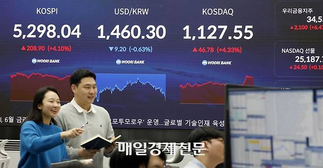 지난 9일 서울 중구 우리은행 본점 딜링룸에 코스피 지수와 원 달러 환율, 코스닥 지수의 종가가 표시되고 있다. 2026.2.9 [김호영기자]