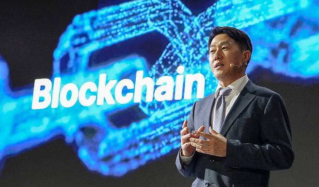 10일 매일경제 주최로 서울 여의도 페어몬트 앰배서더 서울에서 열린 제1회 월드크립토포럼(WCF)에서 오경석 두나무 대표가 '신뢰의 기술로 다시 쓰는 금융'을 주제로 강연하고 있다.