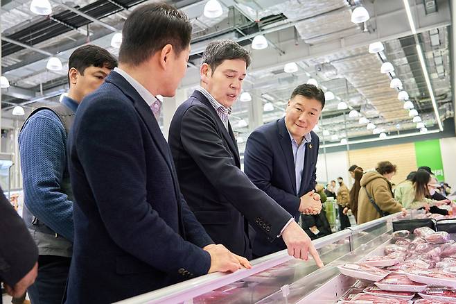정용진 신세계그룹 회장이 설 연휴를 일주일 앞둔 9일 인천 트레이더스 구월점을 찾아 축산 매장에서 상품을 살펴보고 있다. 신세계그룹