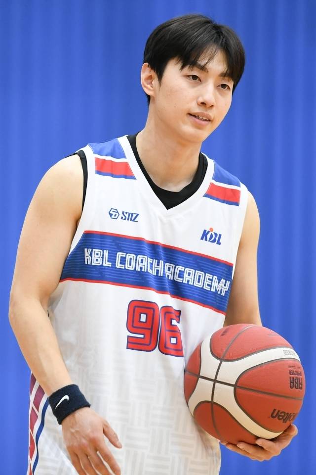 서울 양천구 신정동의 신목고 체육을 담당하는 김동근 선생님은 “여러 연수를 다니면서 올해 수업 가능성이 있는 종목을 미리 배우고 있다. 아이들과 현장에서 수업할 때 도움이 될 것 같다는 생각에 참여하게 됐다”고 이야기했다. 그러면서 “농구는 조금 약점이라고 생각되는 종목이었기에 KBL에서 진행하는 유스 코치 아카데미가 큰 도움이 되고 있다. 이번에 잘 배워서 수업도 하고 아이들 클럽까지 잘 지도, 대회까지 출전하는 것을 목표로 하고 있다”고 덧붙였다. 사진=KBL 제공