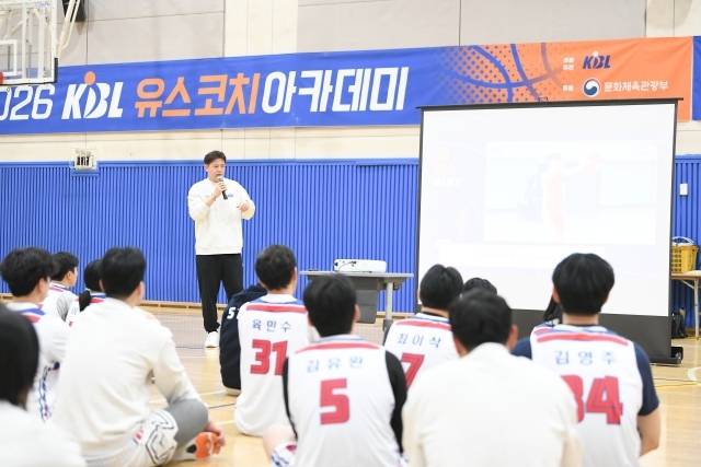 신기성 위원은 “프로그램을 마무리한 지금도 사실 걱정이 있다(웃음). 준비한 건 다 했다. 선생님들이 다 만족하고 또 제대로 전달됐을지 모르겠다. 아직도 잘했는지에 대한 걱정은 있지만 선생님들이 열정적으로 받아들이고 또 들어줘서 고마운 마음도 있다. 긍정적인 에너지를 받은 것 같다”며 “너무 재밌었고 또 즐거웠다”고 말했다. 사진=KBL 제공