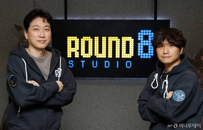 박성준 네오위즈 신작개발그룹장(왼쪽)과 최지원 라운드8 스튜디오 총괄 디렉터. 2026.01.28./사진=이기범 기자 leekb@