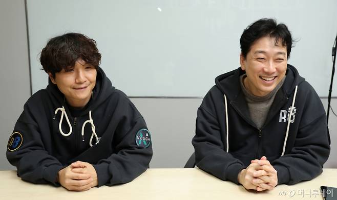 박성준 네오위즈 신작개발그룹장(오른쪽)과 최지원 라운드8 스튜디오 총괄 디렉터. 2026.01.28./사진=이기범 기자 leekb@