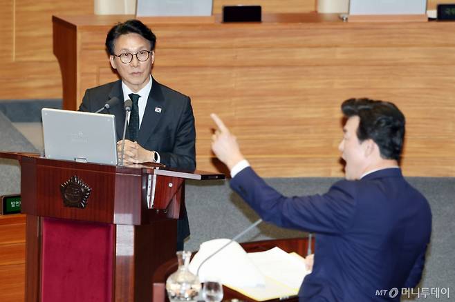 (서울=뉴스1) 이승배 기자 = 10일 서울 여의도 국회에서 열린 제432회국회(임시회) 경제에 관한 대정부 질문에서 윤영석 국민의힘 의원이 김민석 국무총리에게 질의 중 의원들을 향해 항의하고 있다. 2026.2.10/뉴스1 Copyright (C) 뉴스1. All rights reserved. 무단 전재 및 재배포, AI학습 이용 금지. /사진=(서울=뉴스1) 이승배 기자