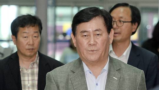 최경환(오른쪽 두 번째) 경제부총리. 뉴시스