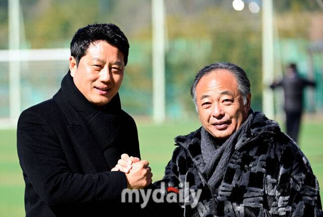 2026년 2월 9일 경상남도 통영산양스포츠파크에서 ' '약속의 땅 통영, 제62회 춘계대학축구연맹전'이 열렸다.한국대학축구연맹 박한동 회장(왼쪽)과 일본대학축구연맹 나가노 유지 회장이 인사하고 있다./통영=유진형 기자