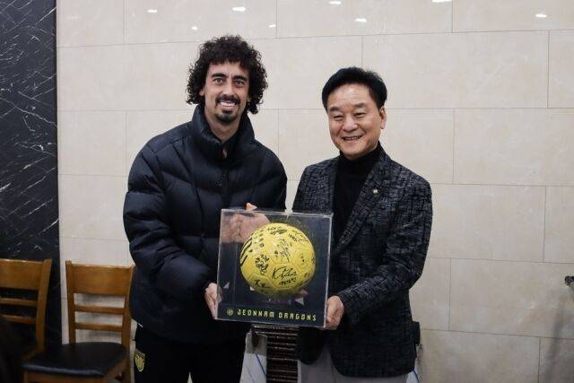 전남 드래곤즈가 2026시즌을 앞두고 선수단 결속을 다지기 위해 백운산 둘레길 산행을 실시했다./전남 드래곤즈