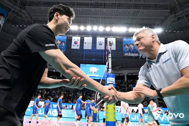 박철우 감독대행과 헤난 달 조토 감독./KOVO