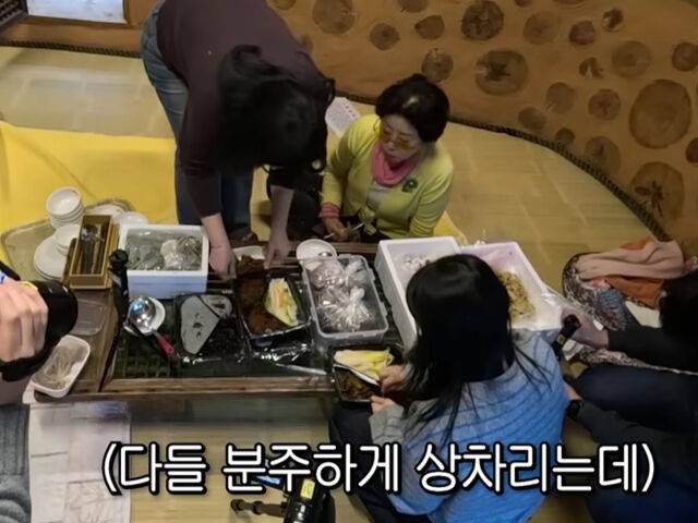 스태프들이 저녁을 먹기 위해 분주하게 상을 차리고 있다. / 유튜브 '순풍 선우용여'