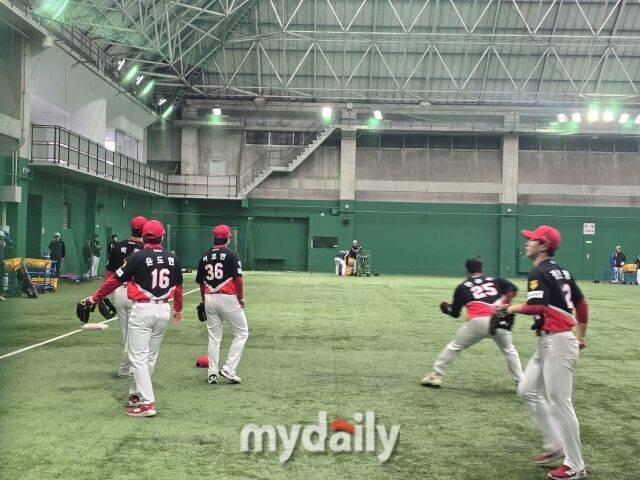 내야수들의 포구 훈련에 참가한 한준수/아마미오시마(일본)=김진성 기자 kkomag@mydaily.co.kr