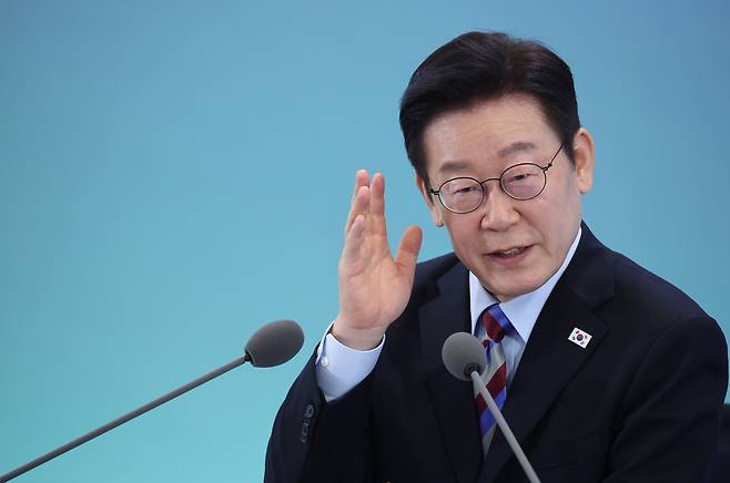 이재명 대통령이 6일 창원 성산구 창원컨벤션센터에서 열린 ‘경남의 마음을 듣다’ 타운홀미팅 간담회에서 발언하고 있다. [연합]