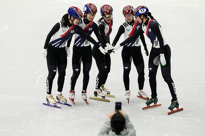 밀라노 아이스스케이팅 아레나에서 한국 여자 쇼트트랙 대표팀이 화이팅하며 단체 사진 촬영을 하고 있다. [게티이미지]